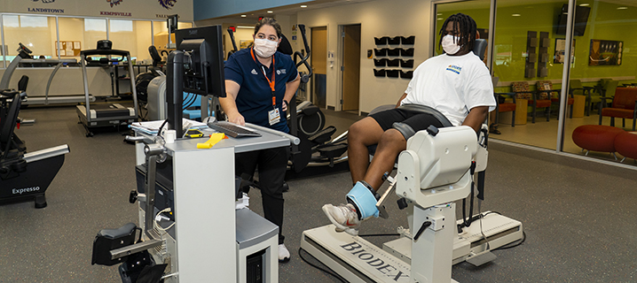 Physical Therapist measuring Curtis Avant's ACL surgery progress